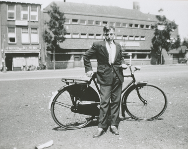 876050 Portret van Driekus van Beurden jr. uit de Lange Hamstraat in Wijk C, geleund tegen een fiets op een ...
